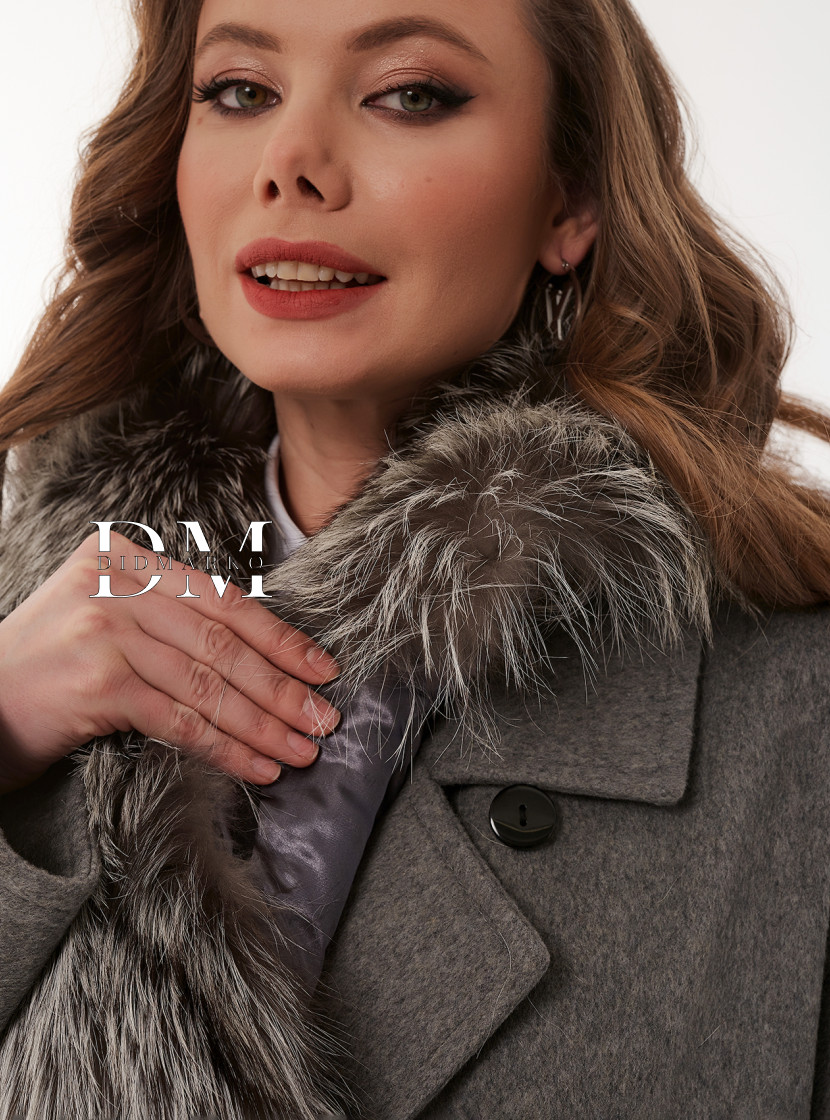 Длинное пальто с мехом чернобурки