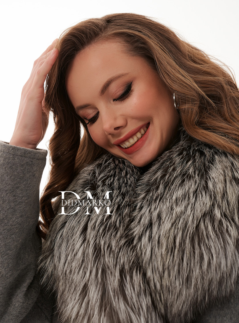 Длинное пальто с мехом чернобурки