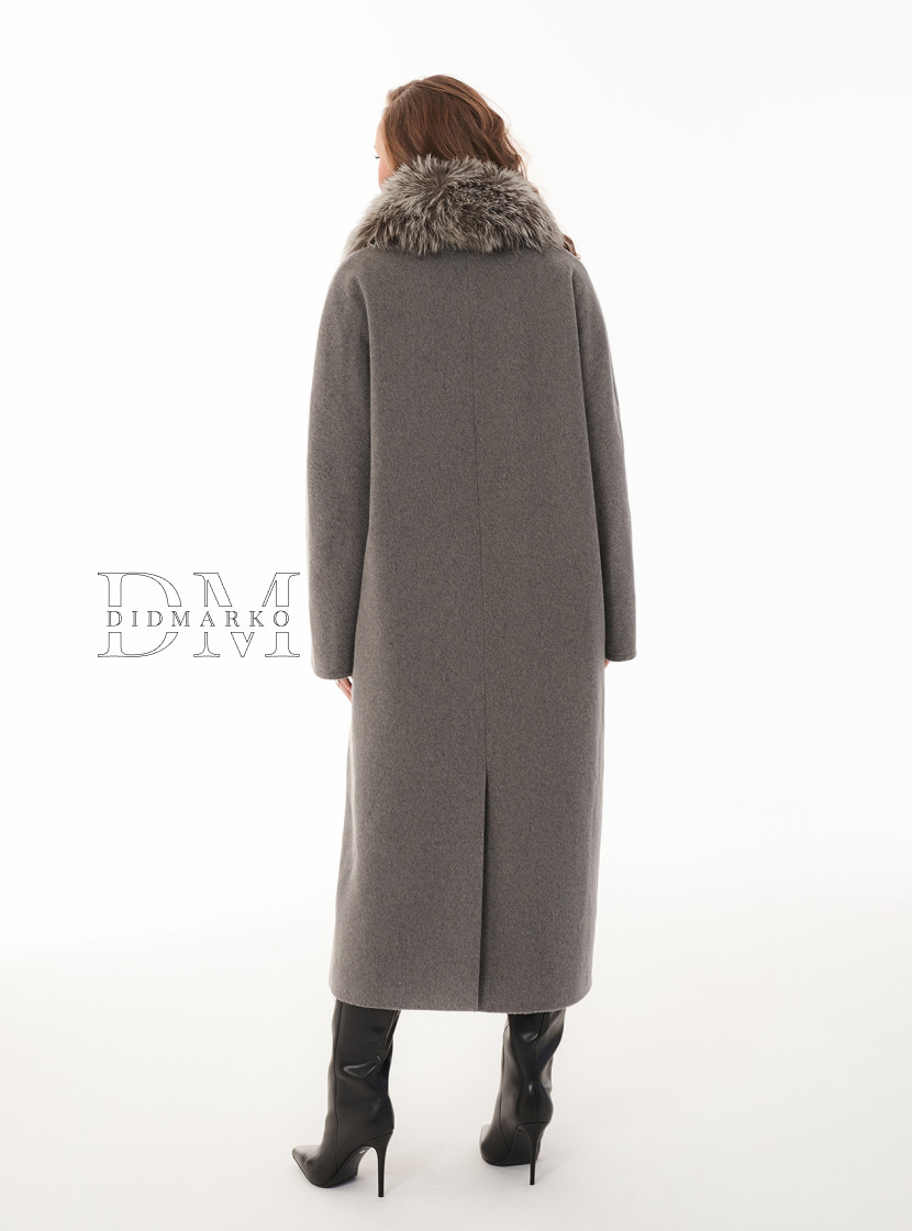 Длинное пальто с мехом чернобурки