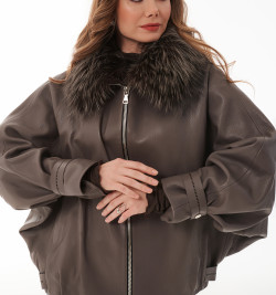 Тёплая кожаная куртка с меховой отделкой