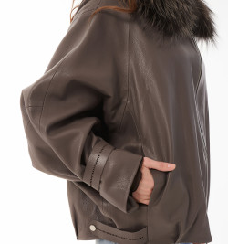 Тёплая кожаная куртка с меховой отделкой