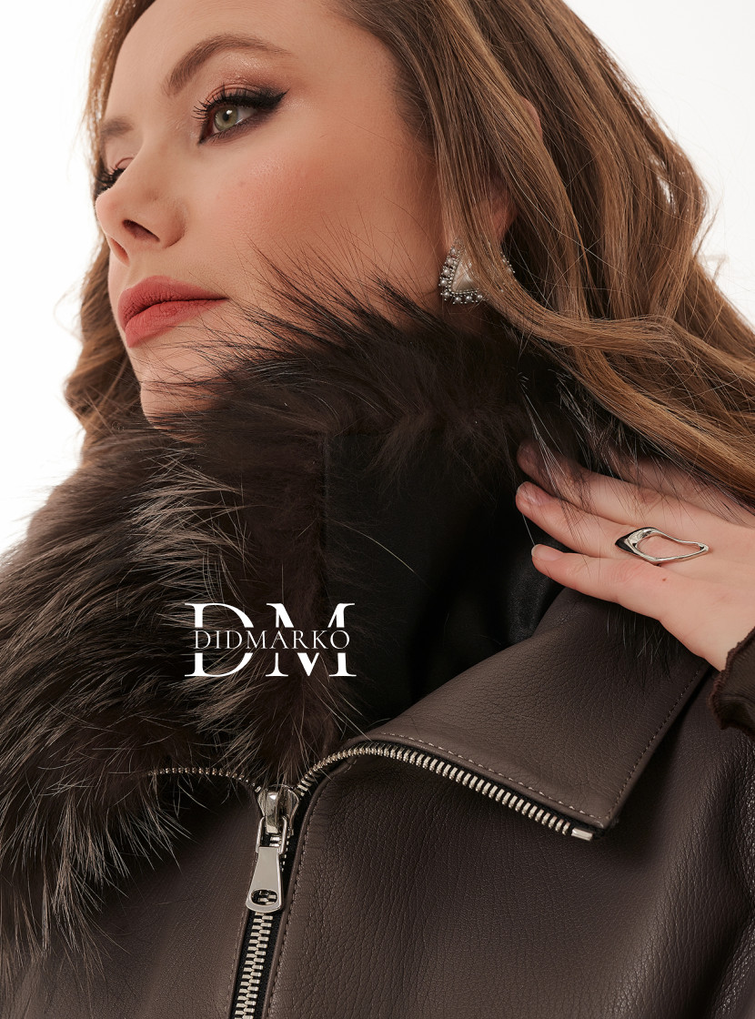 Тёплая кожаная куртка с меховой отделкой