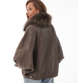 Тёплая кожаная куртка с меховой отделкой