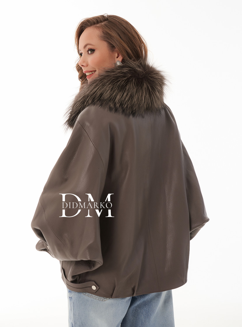 Тёплая кожаная куртка с меховой отделкой