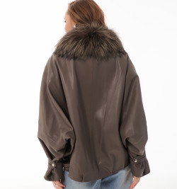 Тёплая кожаная куртка с меховой отделкой