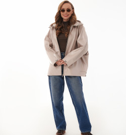 Светлая кожаная куртка с капюшоном