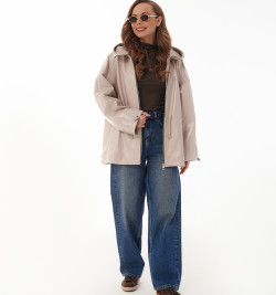 Светлая кожаная куртка с капюшоном