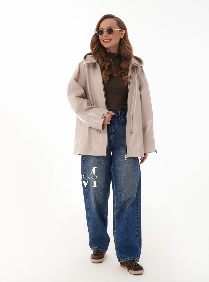 Светлая кожаная куртка с капюшоном
