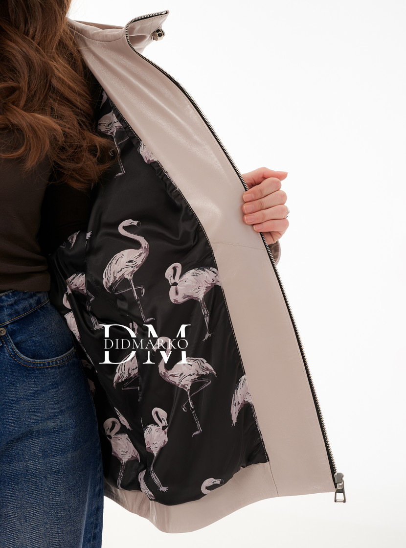 Светлая кожаная куртка с капюшоном