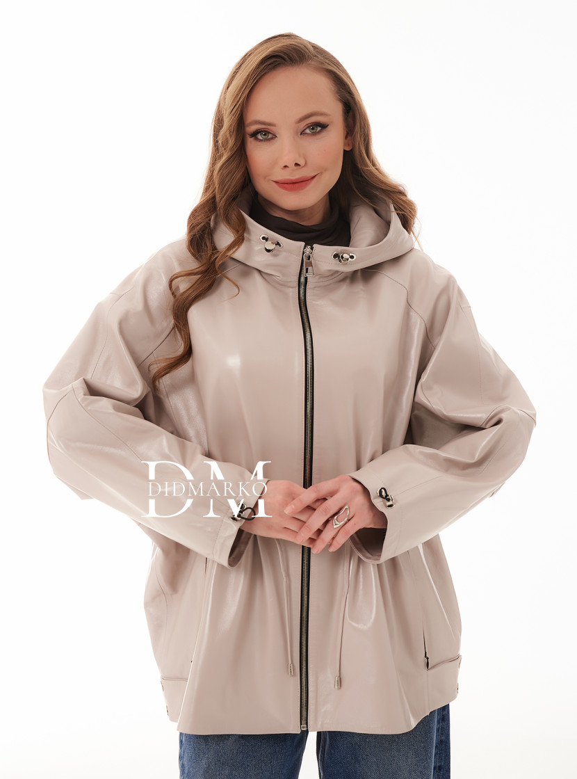 Светлая кожаная куртка с капюшоном