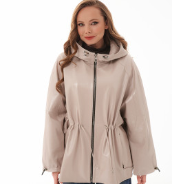 Светлая кожаная куртка с капюшоном