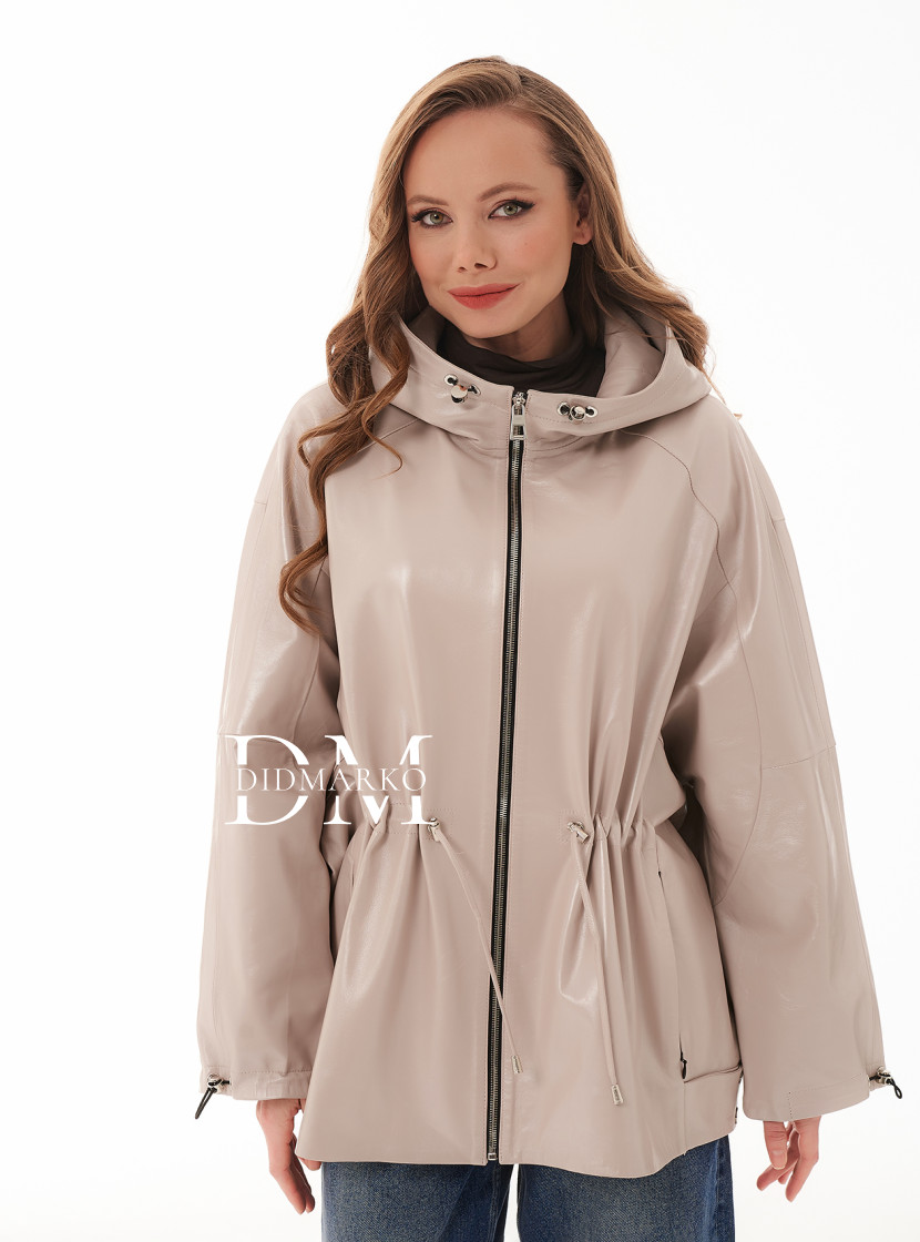Светлая кожаная куртка с капюшоном