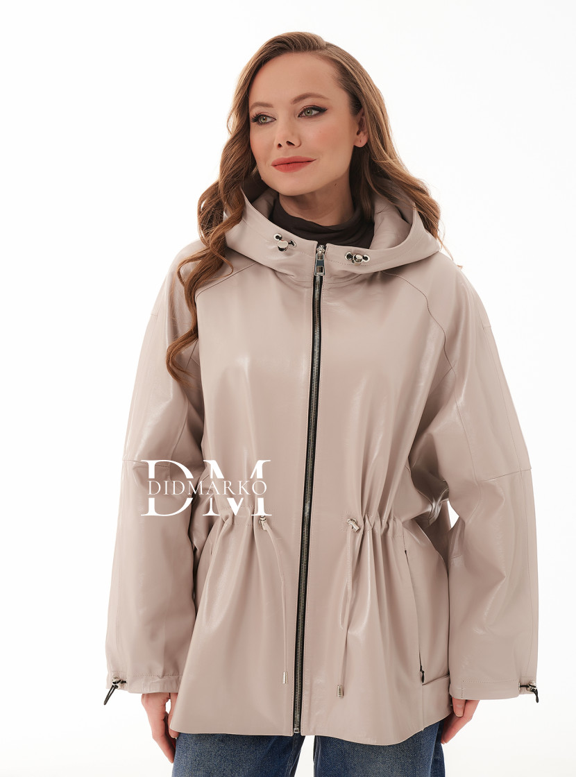 Светлая кожаная куртка с капюшоном