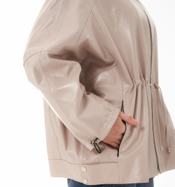 Светлая кожаная куртка с капюшоном