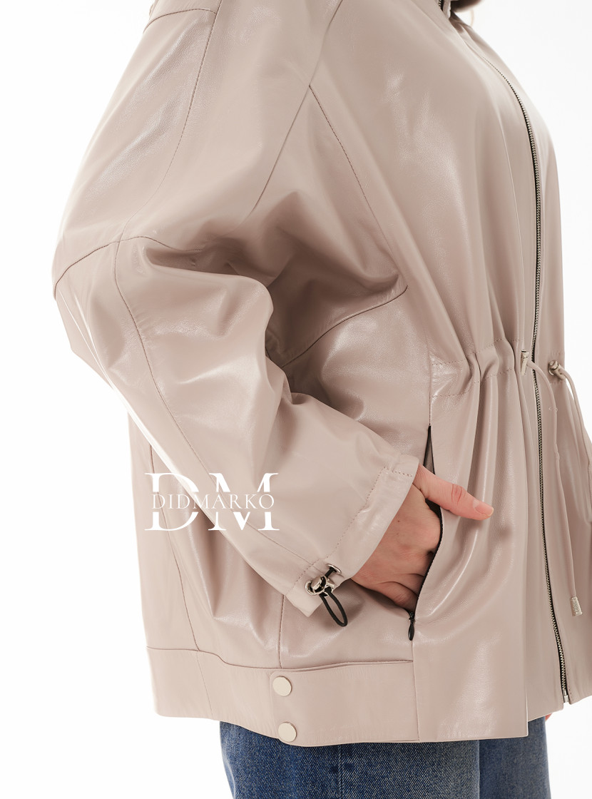 Светлая кожаная куртка с капюшоном