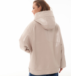 Светлая кожаная куртка с капюшоном