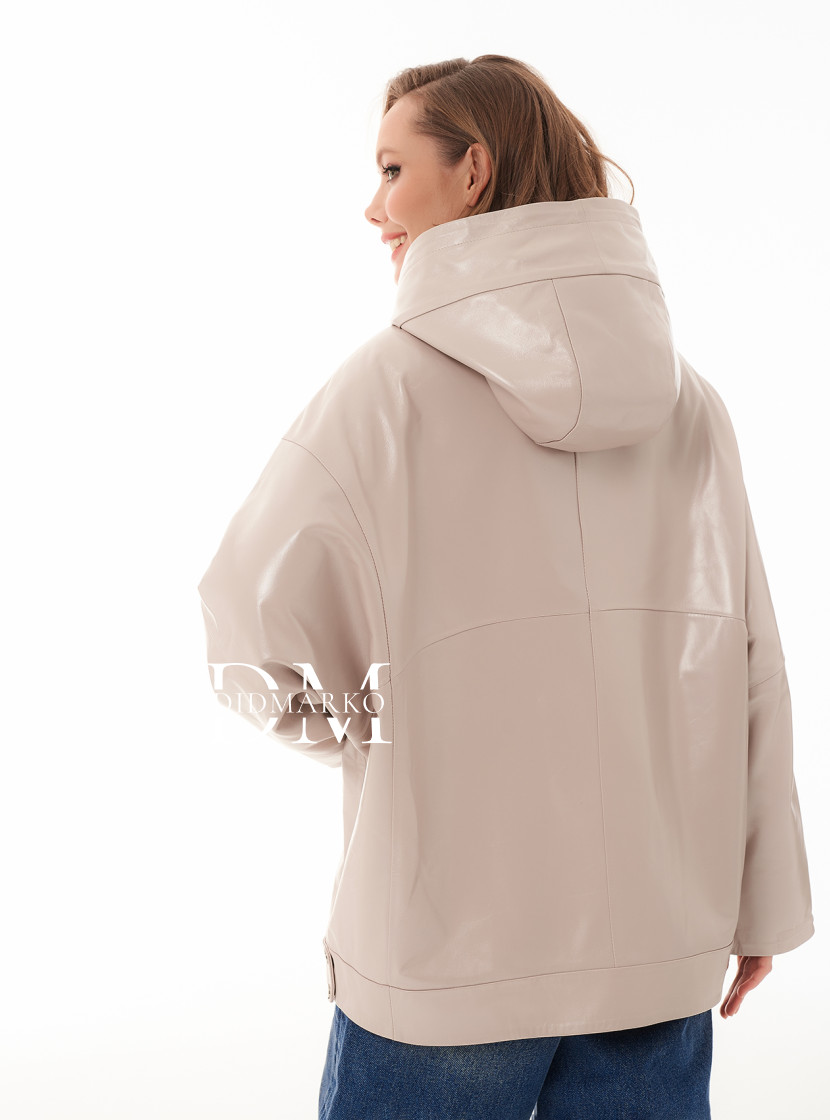 Светлая кожаная куртка с капюшоном