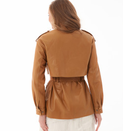 Куртка из кожи в рыжем оттенке: модный акцент