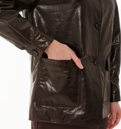 Стильный облегченный пуховик из кожи 