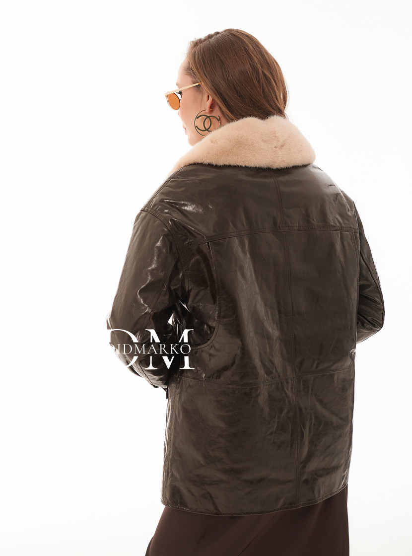 Стильный облегченный пуховик из кожи 