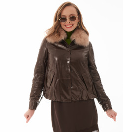 Женская кожаная куртка коричневого цвета 