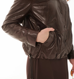 Женская кожаная куртка коричневого цвета 