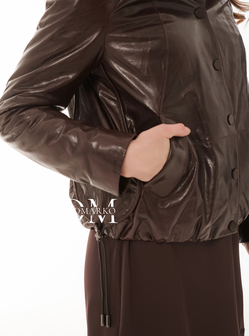 Женская кожаная куртка коричневого цвета 