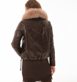 Женская кожаная куртка коричневого цвета 