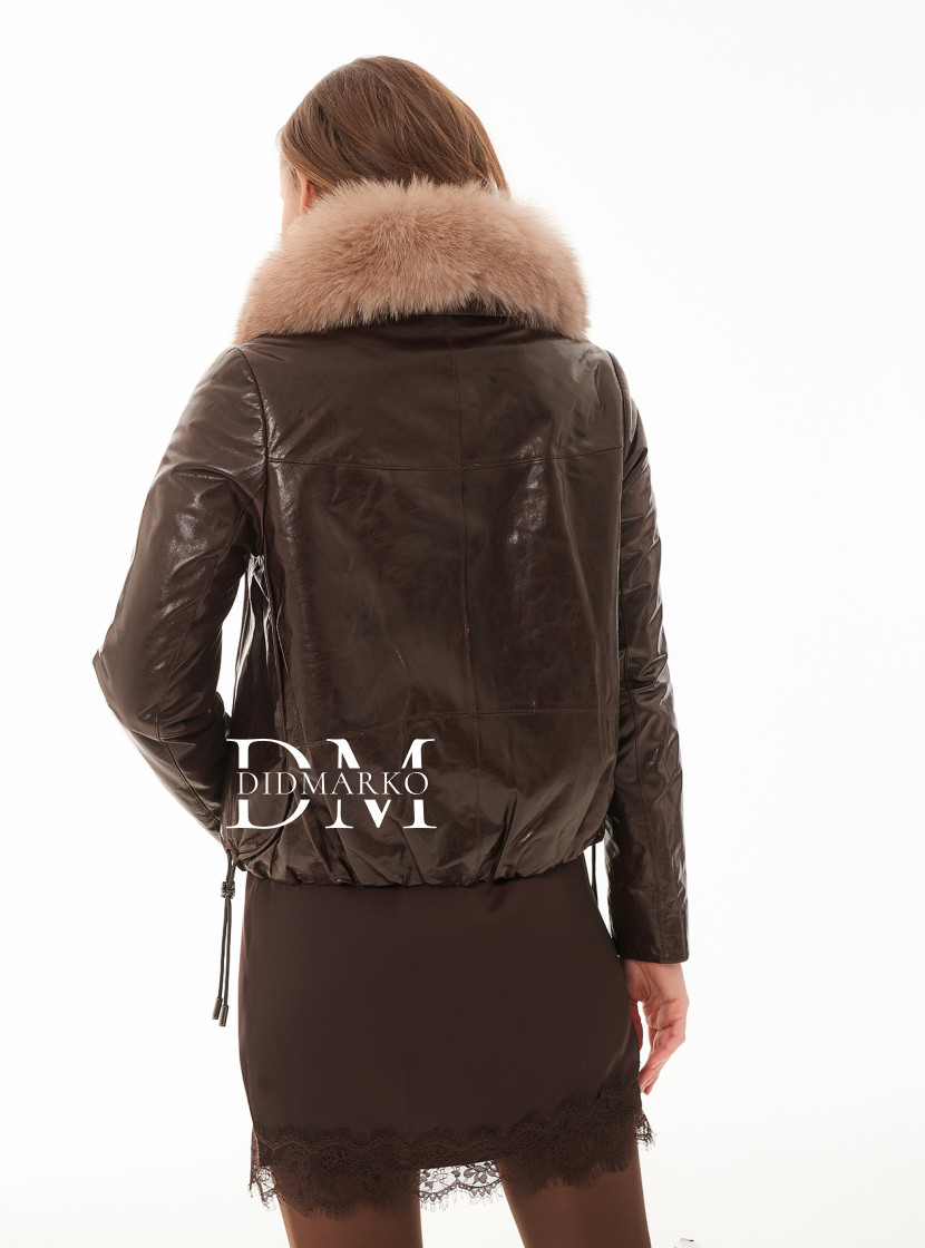 Женская кожаная куртка коричневого цвета 