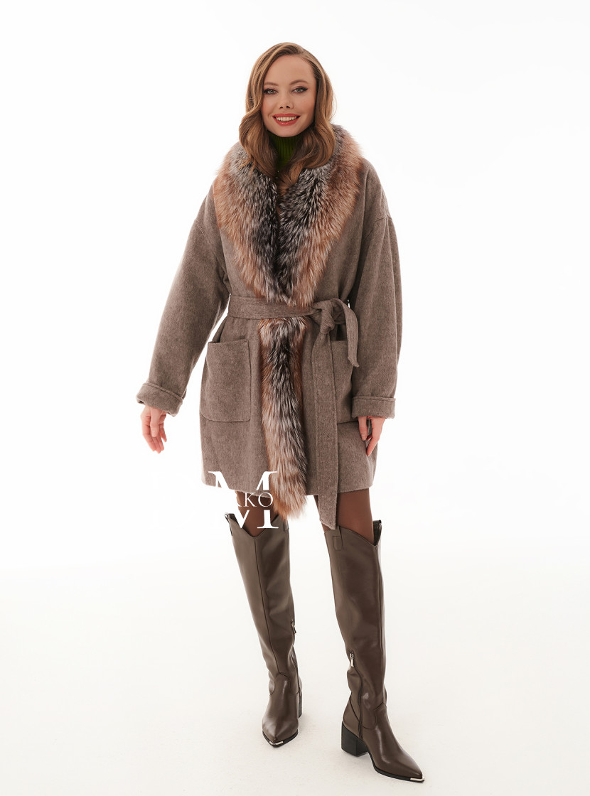 Утеплённое пальто из шерсти с мехом