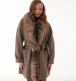 Утеплённое пальто из шерсти с мехом