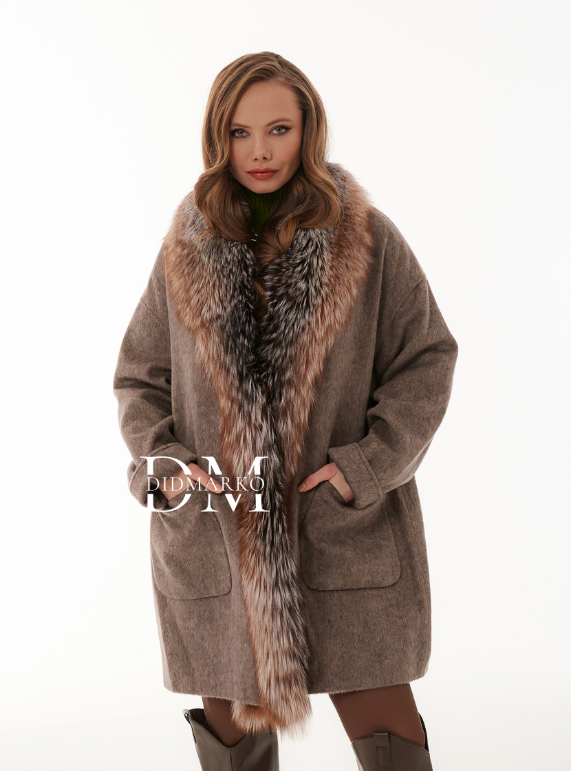 Утеплённое пальто из шерсти с мехом