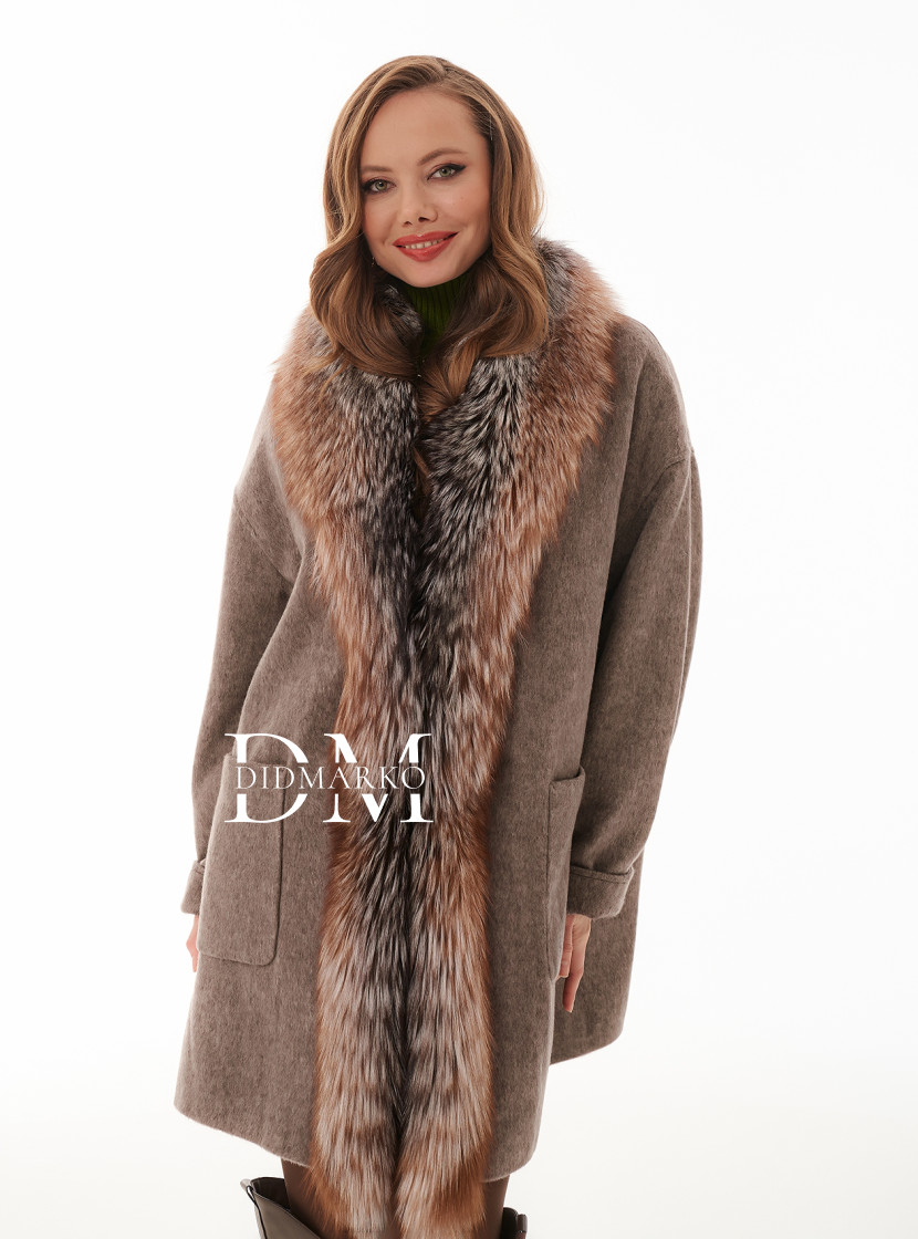 Утеплённое пальто из шерсти с мехом