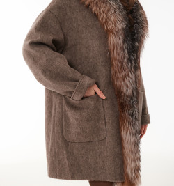 Утеплённое пальто из шерсти с мехом