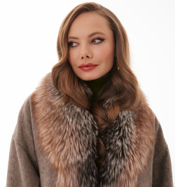 Утеплённое пальто из шерсти с мехом