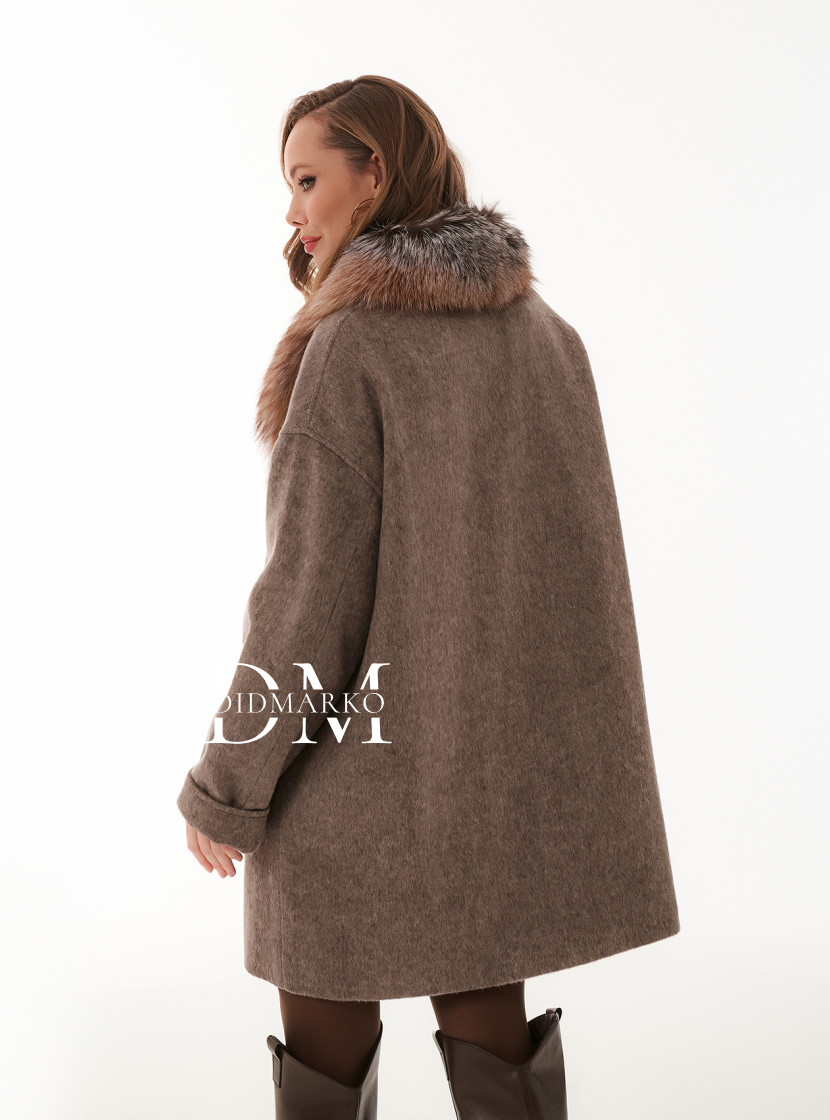 Утеплённое пальто из шерсти с мехом