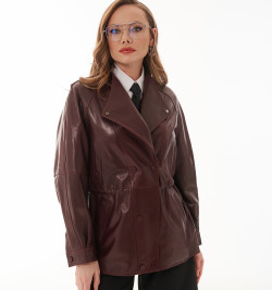 Тренд сезона: бордовая кожаная куртка  