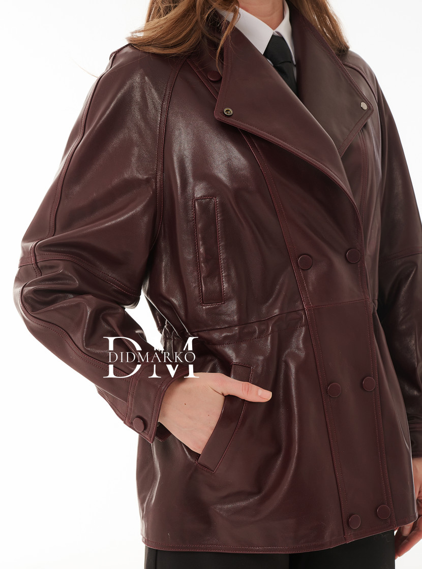 Тренд сезона: бордовая кожаная куртка  