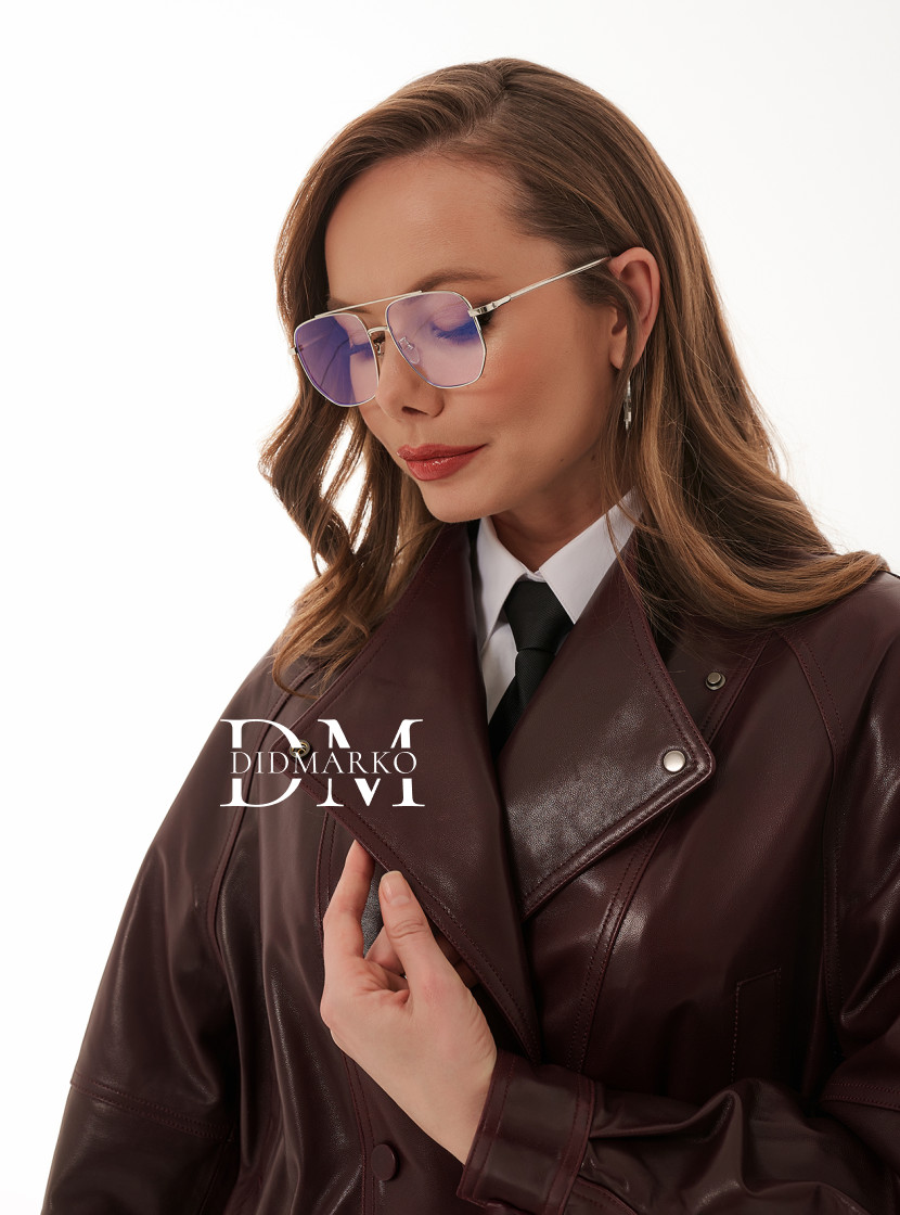 Тренд сезона: бордовая кожаная куртка  