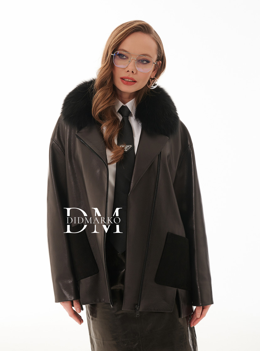 Демисезонная кожаная куртка с воротником из меха песца