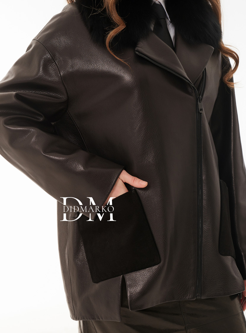 Демисезонная кожаная куртка с воротником из меха песца