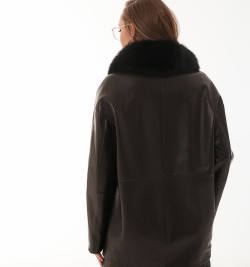 Демисезонная кожаная куртка с воротником из меха песца