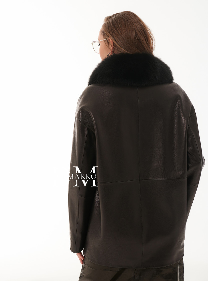 Демисезонная кожаная куртка с воротником из меха песца