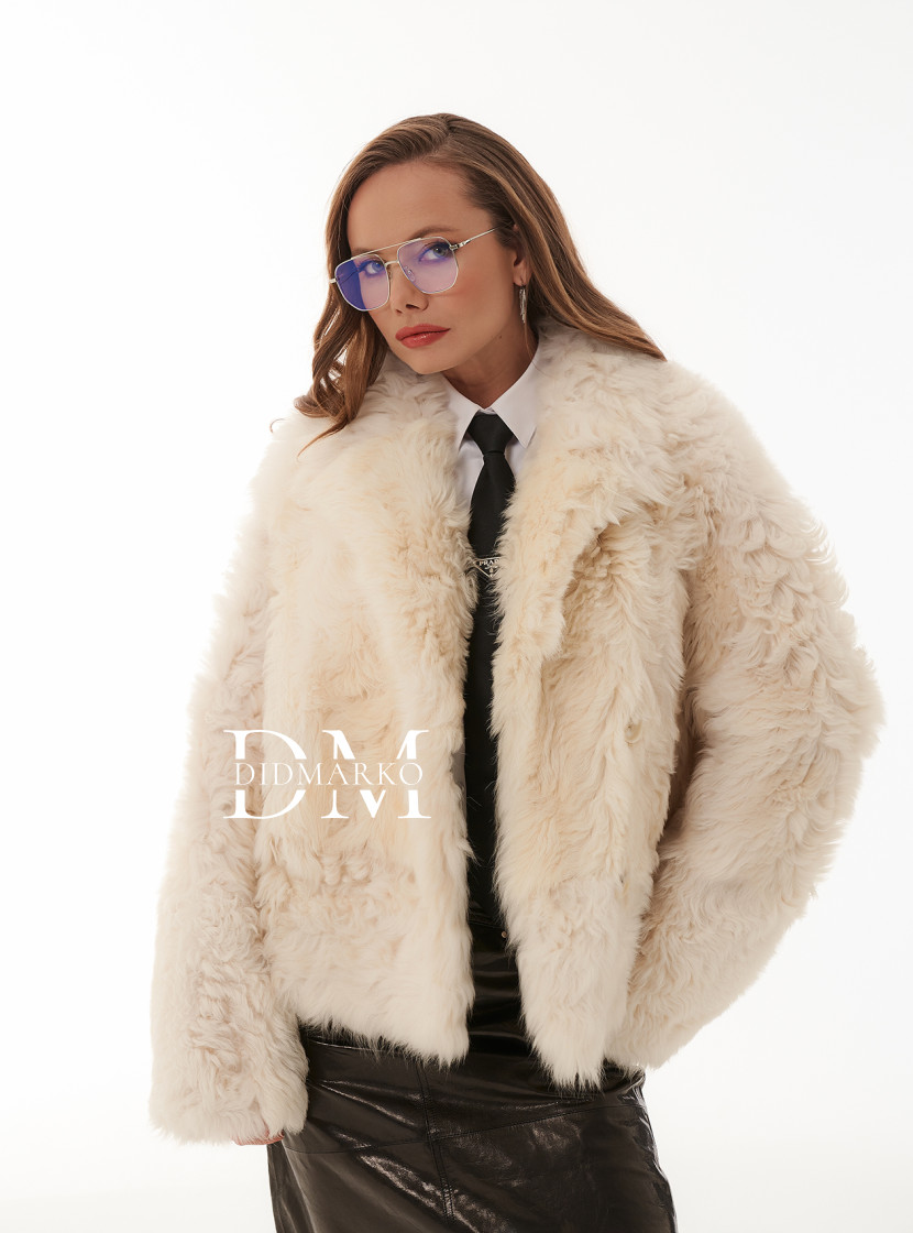 Тренд сезона: короткая шуба белого цвета