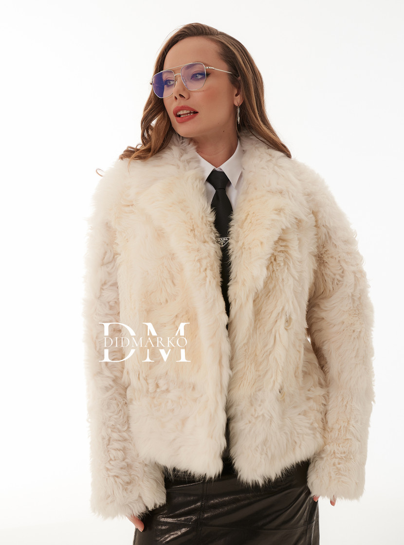 Тренд сезона: короткая шуба белого цвета