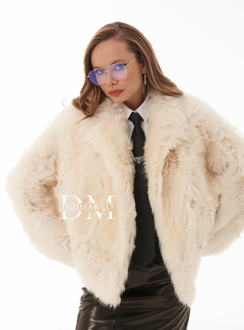 Тренд сезона: короткая шуба белого цвета
