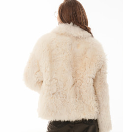 Тренд сезона: короткая шуба белого цвета