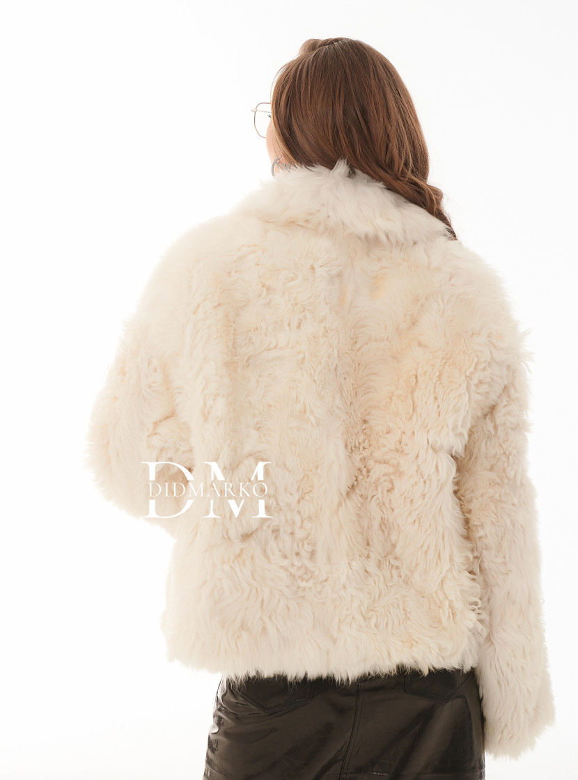 Тренд сезона: короткая шуба белого цвета