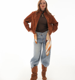 Рыжий бомбер из замши