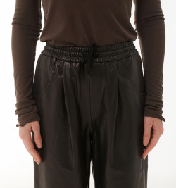 Брюки из натуральной кожи на резинке